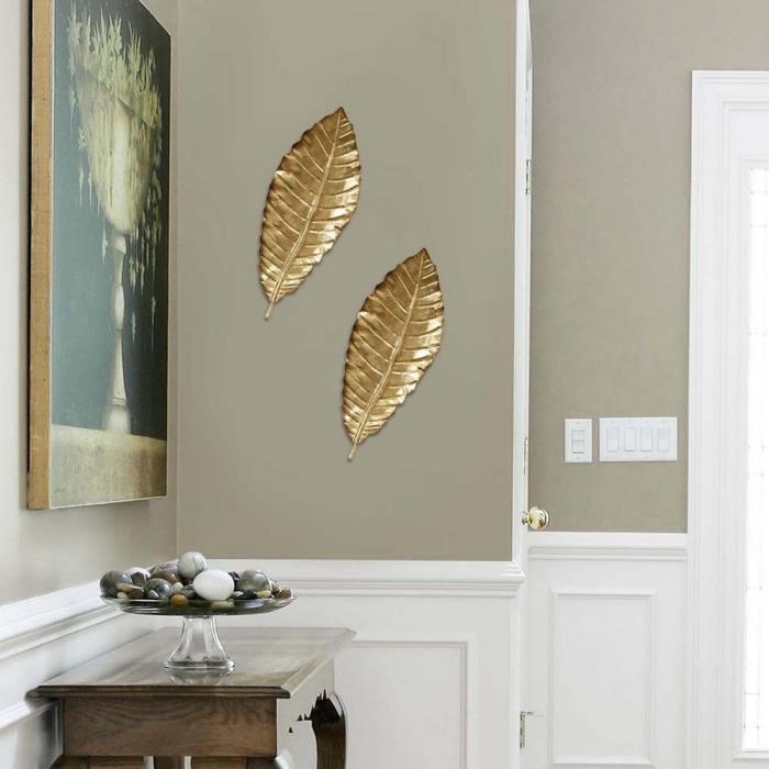 idėja, kaip sutvarkyti prieškambarį su taupe ir baltomis sienomis su dekoratyviniu gabalu su auksine apdaila tapybos ir lapų pavidalu