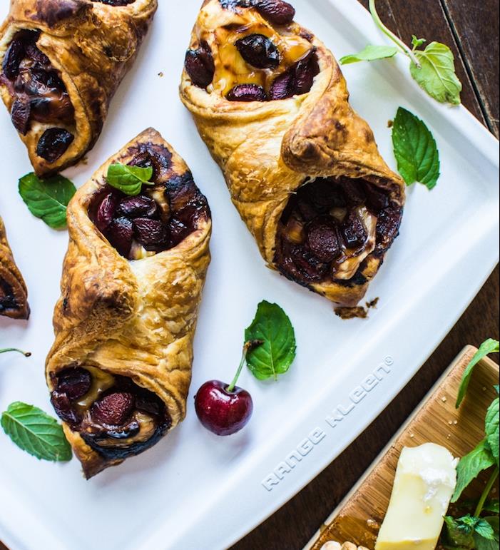 Brie peyniri, kiraz ve nane ile basit tatlı aperatif puf böreği, tatlı meze