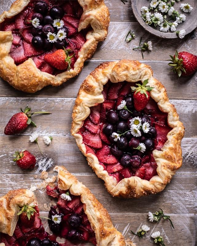 puf böreği üzerinde kırmızı meyveli tart, yaban mersini, çilek, kolay ve hızlı tatlı fikri veya tatlı aperatif