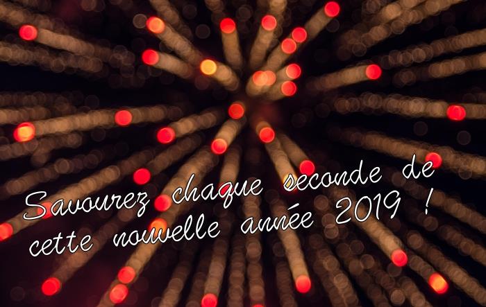 Čestitka za novo leto 2019, novoletna fotografija z ognjemeti, ozadje z novoletnimi željami 2019