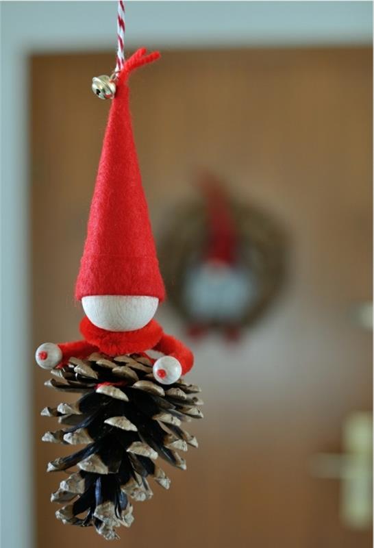 Noel dekorasyonu için bir DIY nesnesi örneği, Noel cüce tasarımlı DIY çam kozalağı heykelcik, çam kozalakları ile yapılabilecek fikir