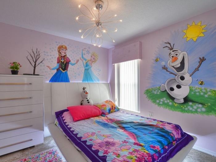 kar kraliçesi yatak, duvarlarda çizim yapan Olaf Elsa ve Anna, beyaz panjurlu küçük pencere, çok renkli ponpon halı