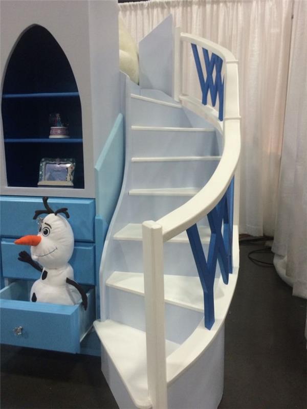 kar kraliçesi dekorasyon, asma yatak ve beyaz ve mavi merdiven ile çocuk yatak odası düzeni