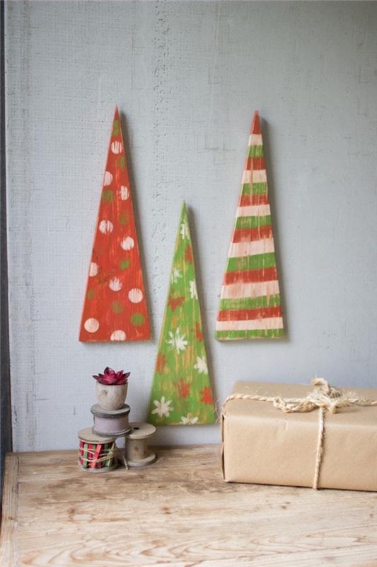 Kendinizi ahşap ve boya parçalarıyla yapabileceğiniz Noel için minimalist dekor, DIY ahşap Noel ağacı fikri