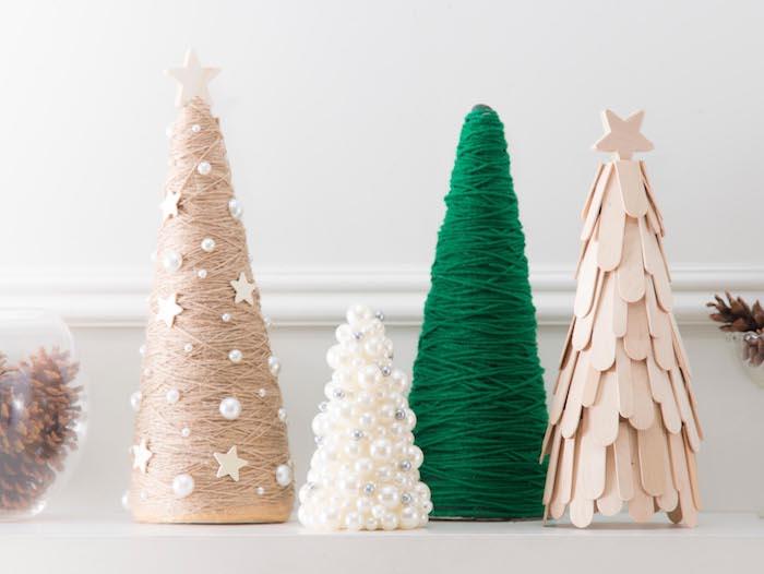Dondurma çubukları, yün ve yapay inciler ile kağıt külahta mini Noel ağacı figürleri, Noel el sanatları