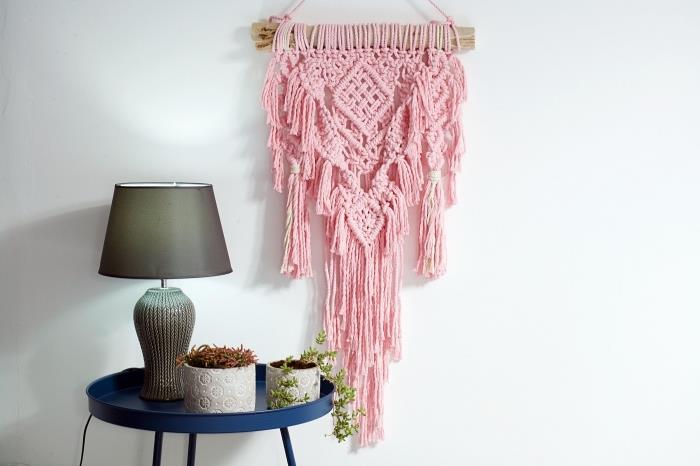 Pastel pembe kordon ve tahta çubuk ile makrome düğümlerinde oluşturma modeli, boho şık stil aksesuarlar