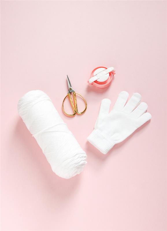 Materiali come forbici e filo, idee regalo fai da te per amica