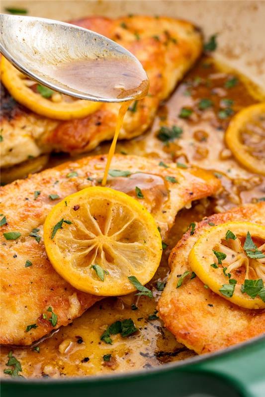 Padella con filetti di pollo, sugo per pollo, fettine di limone, cosa cucino stasera