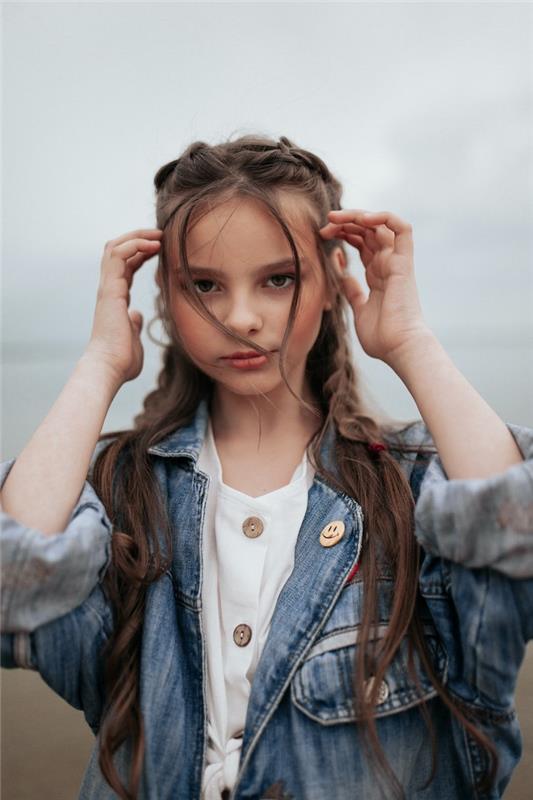 mergina 12 metų drabužiai džinsai striukė paauglių mergaičių drabužiai stilingos merginos swag gatvės stiliaus madinga šukuosenos pynė