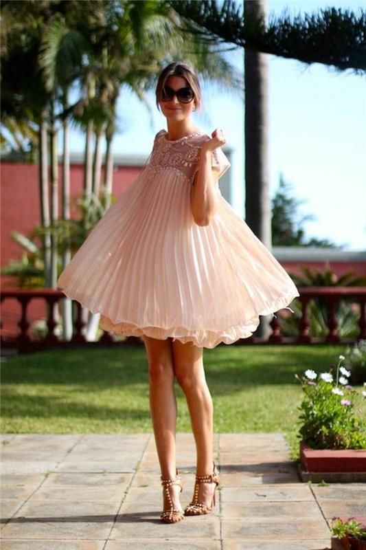 mergina su klostuota suknele spalva-blyškiai rožinė-klostuota suknelė-rudi plaukai