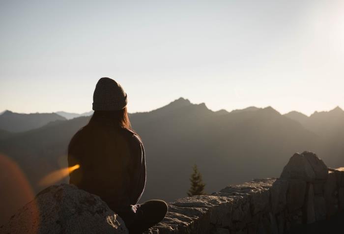 gražūs tapetai su megztiniu ir kepure apsirengusia mergina, kaip medituoti lauke saulėtekio metu, vaizdas į kalnus