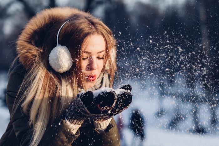 karla oynayan bir kızla güzel kış duvar kağıdı, PC'nize ücretsiz olarak indirmek için kış fotoğrafı fikri