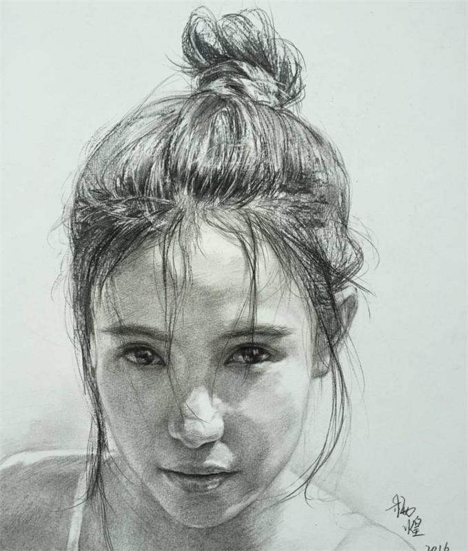 Kömür ve yağlı kalem çizimleri, duygu ifadesi, yüksek topuz saçlı, darmadağınık taranmış kız portresi