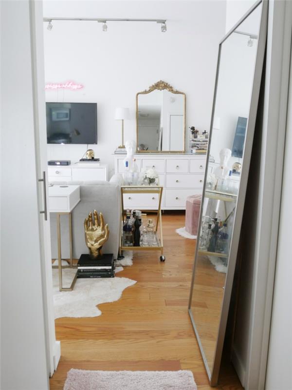 Auksinės detalės, didelis veidrodis mažai erdvei, sukuria gražią jūsų buto dekoraciją