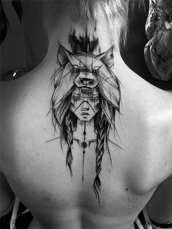 Čudovita grafična tetovaža dekleta s pletenicami in volčjim klobukom, izberite njene prve geometrijske črte, ki tetovirajo obraz, obraz in masko