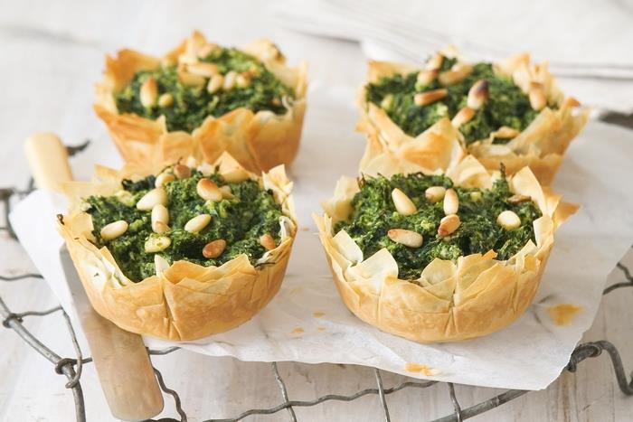 Aperitivo vegetariano e dei cestini di makaronų filo con spinaci e pinoli