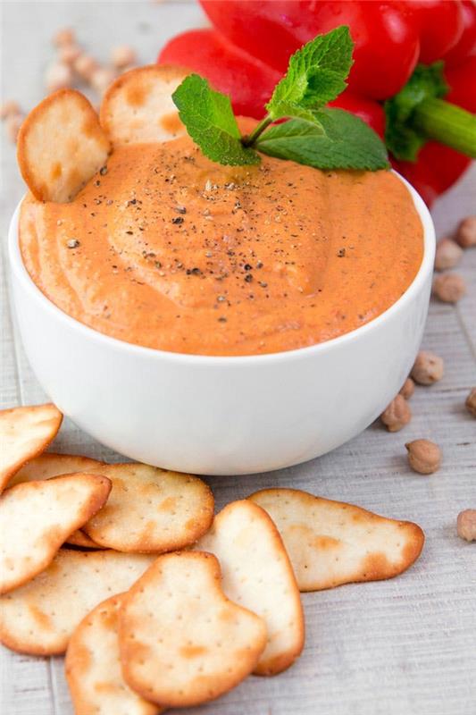 Aperitivo vegano ir unideide con mousse di peperoni e cracker salati