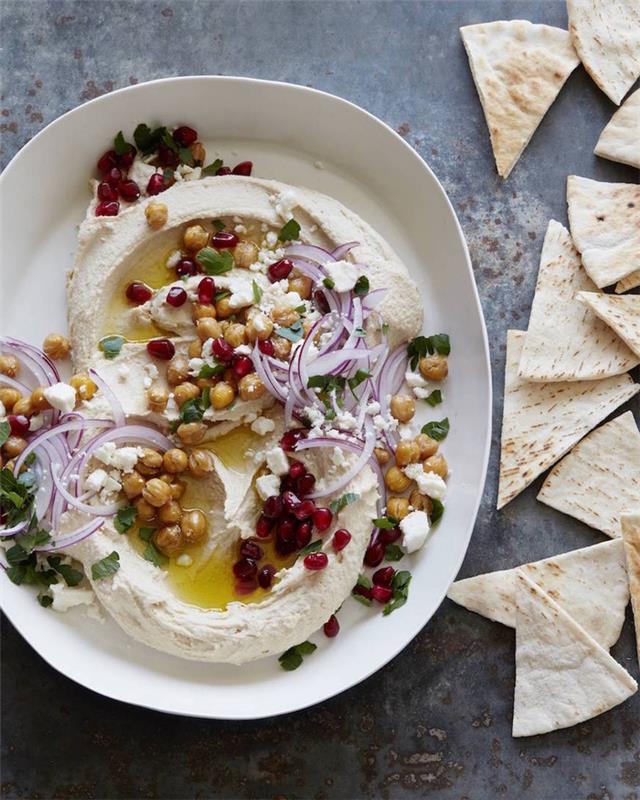 Antipasti vegetariani ir tortilla kartu su hummus di cette e cipolla rossa