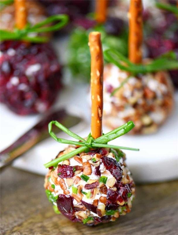 Antipasti veloci vegetariani con dei lecchi lecca di formaggio e mirtilli, fiocco di erba cipollina