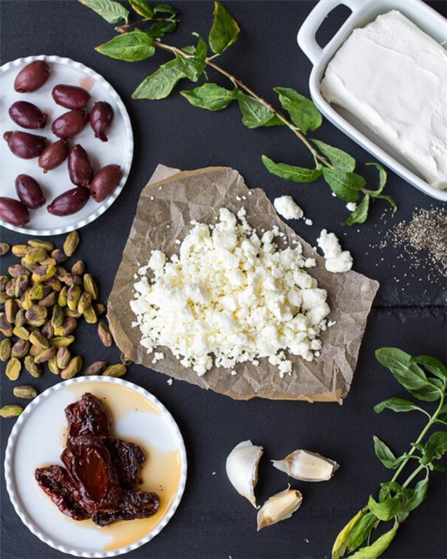 Idėja sudedamosioms dalims pirštų maisto vegetarams ir alyvuogių pagrindui, pistacijai ir feta formai