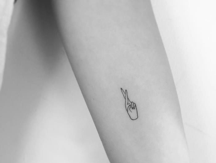 prekrižani prsti, tetovaža na notranji roki, srčkane male tetovaže, črno -bela fotografija