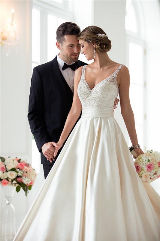 Lep mladoporočen par, šopek rož, princesova obleka za poroko, obsežna poročna obleka