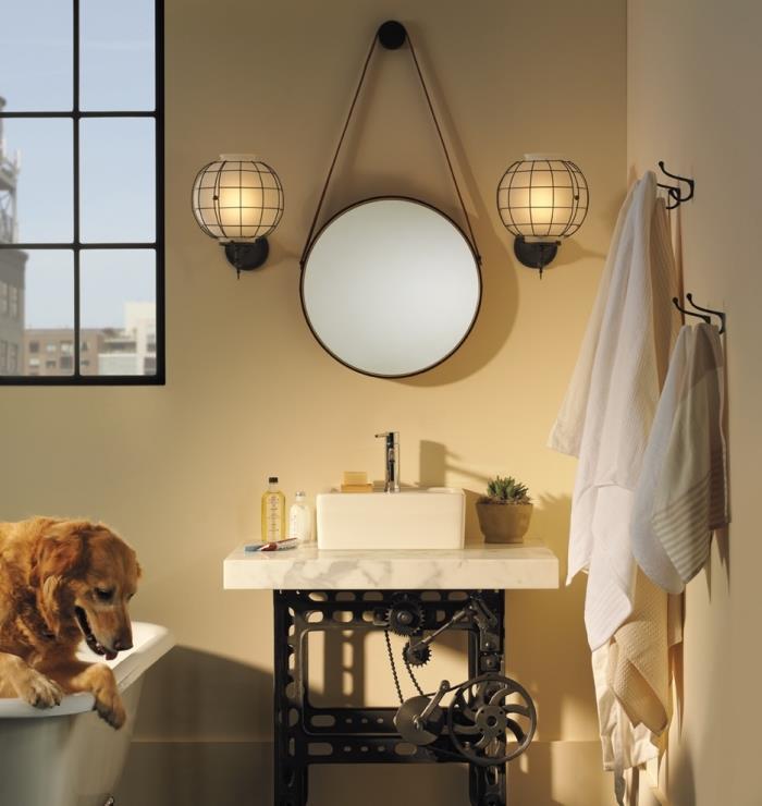 majhna kopalnica s kompaktno kadjo in umivalnikom v obliki kovanega železa in belega marmorja, bela in mat črna stenska svetilka