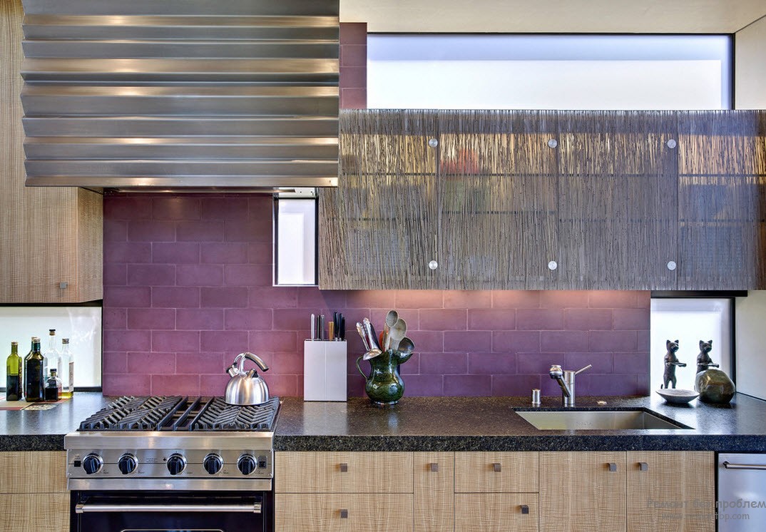 Darbo siena virtuvėje violetinė