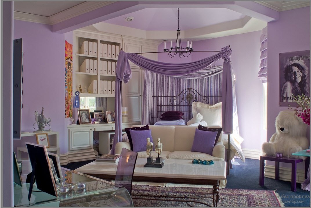 Sienos ir lubos violetiniais tonais