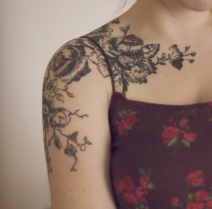 fiore-tattoo-magnifico-disegno-bianco-nero-copre-parte-braccio-spalla-petto