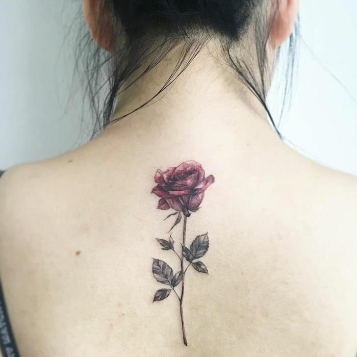 fiori-tattoo-bella-rosa-rossa-foglie-gambo-parte-alta-centro-schiena-ragazza
