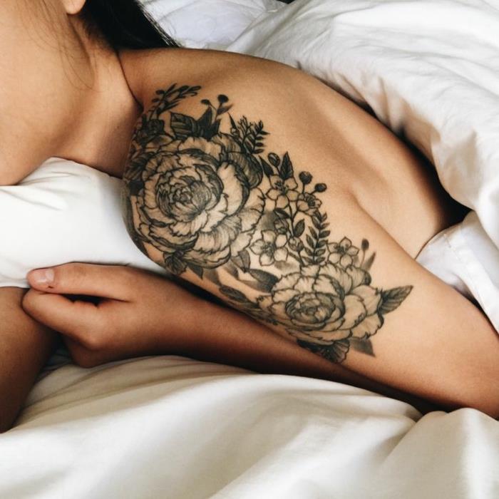 fiori-tattoo-fiori-loto-peonie-bianco-nero-grandi-dimensioni-braccio-ragazza