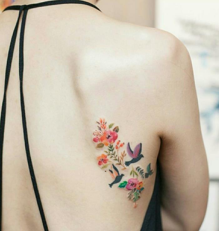 fiori-tattoo-idea-colorata-dimensioni-medie-lato-schiena-fiori-farfalle-rondini-diversi-colori