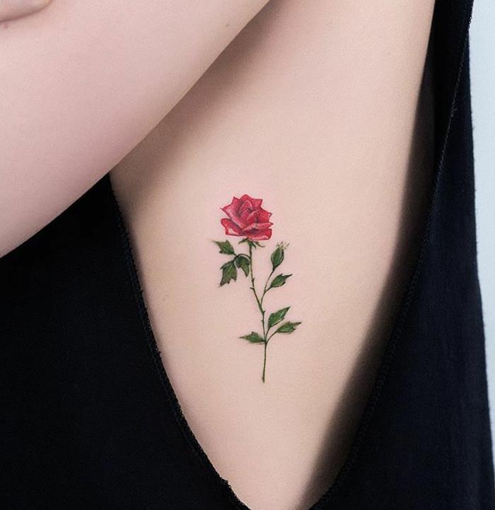fiori-tattoo-idea-delicata-elegante-piccola-rosa-rossa-gambo-foglie-verdi-lato-busto