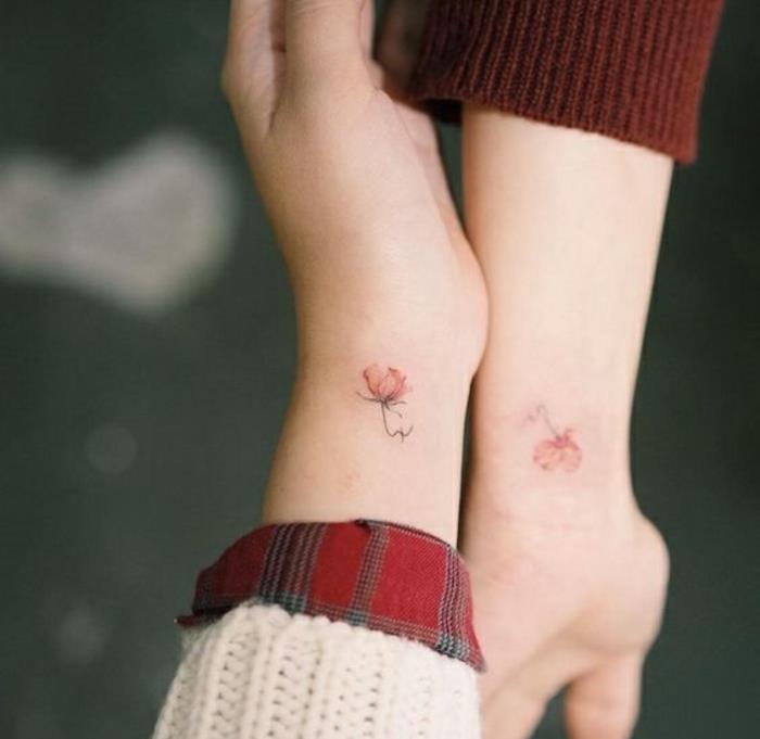 fiori-tattoo-idea-tatuaggio-coppia-fine-diskretno-rosa-rossa-polso