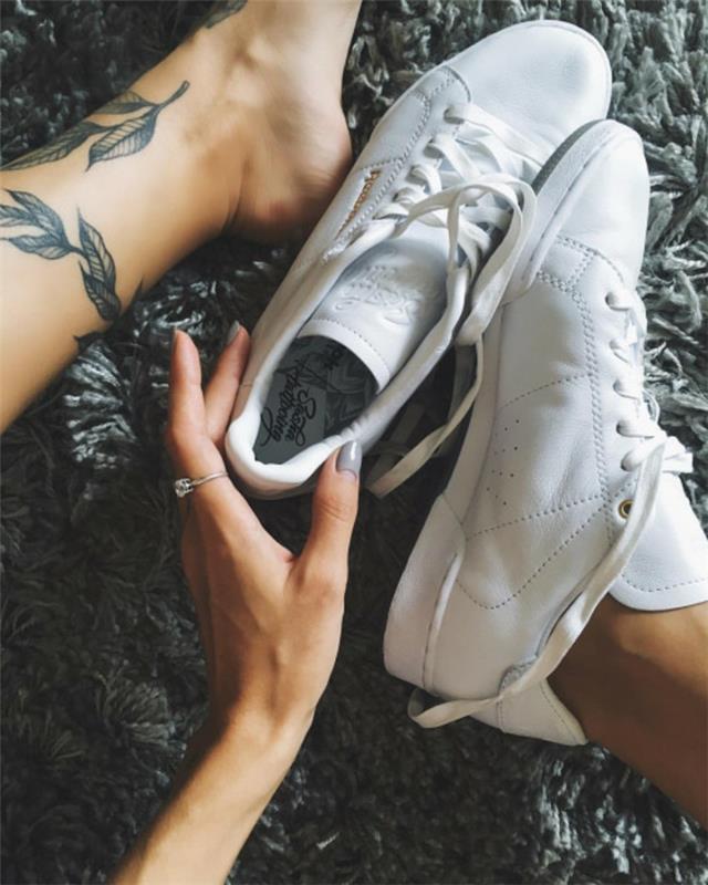 fiori-tattoo-idea-tendenza-foglie-caviglia-ragazza-scarpe-tennis-bianche