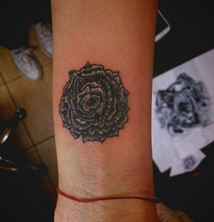 fiori-tattoo-rosa-nera-sfumature-bianche-disegnata-parte-interna-braccio-sopra-polso