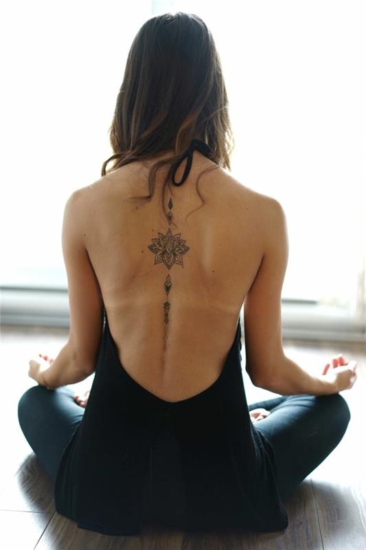 fiori-tattoo-significto-graziosa-idea-schiena-donna-posa-yoga-fiori-loto