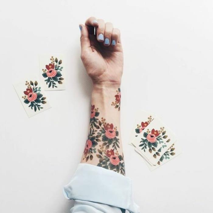 fiori-tattoo-tanti-fiori-colorati-rosa-rosso-foglie-verdi-interno-braccio-polso