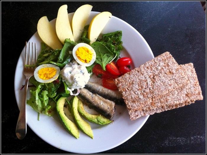 diete za ženske, bela plošča, polna zelene solate, rib in zelenjave, kuhano jajce, rezine jabolk
