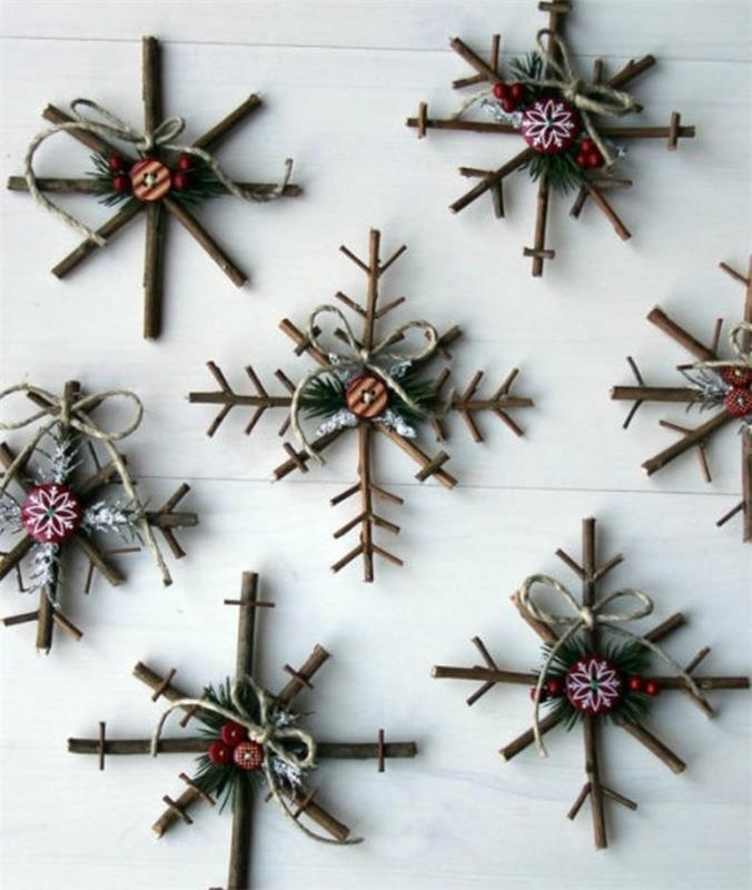 okrasne-snežne bučke-sestavljene-iz-majhnih-borovih iglic-lepe-božična-dekoracija