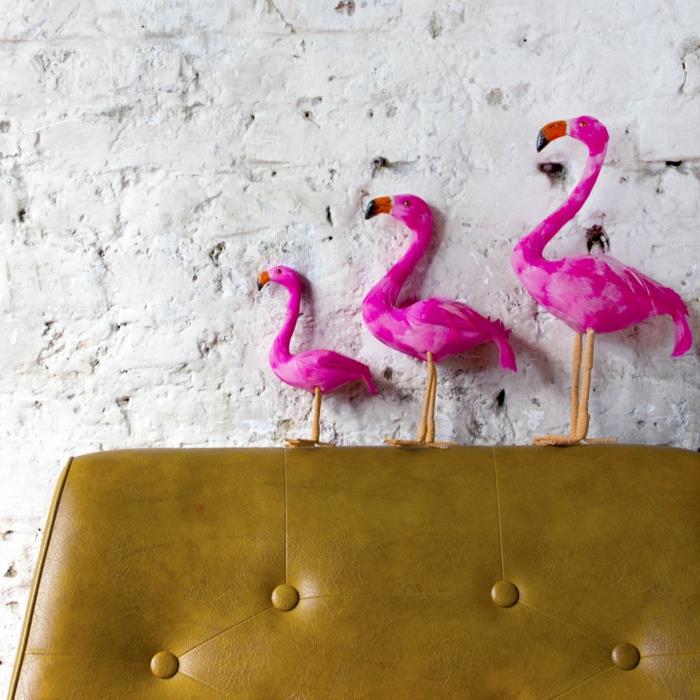 dodatek flamingo, tri figure v fuksiji, okras flaminga, eksotična dekoracija, kavč iz strojenega oljčnega umetnega usnja, tropska dekoracija