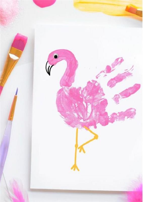 Un disegno con impronta rosa della manina di un bambino bir forma di flamingo rosa