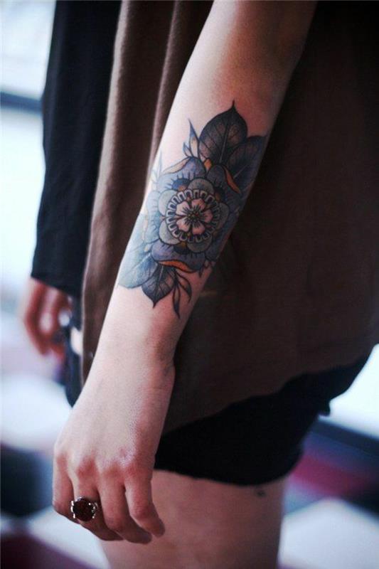 Lotoso gėlė reiškia tatuiruotę mandala moteris