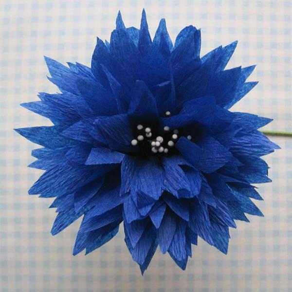 modra krepon-papirna roža