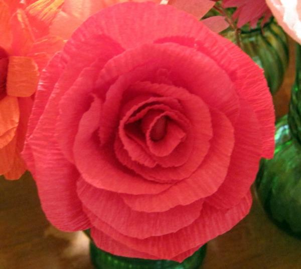 rdeča vrtnica-krepon-papir-cvet-2