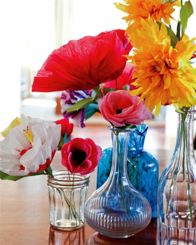 bir vazo, cam kavanoz ve şişede krep kağıt ve kağıt mendil çiçekler, tek pembe, kırmızı ve sarı çiçekler