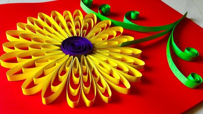 kolay çiçek, anneler günü için bir kart, kırmızı arka planda sarı tasarım