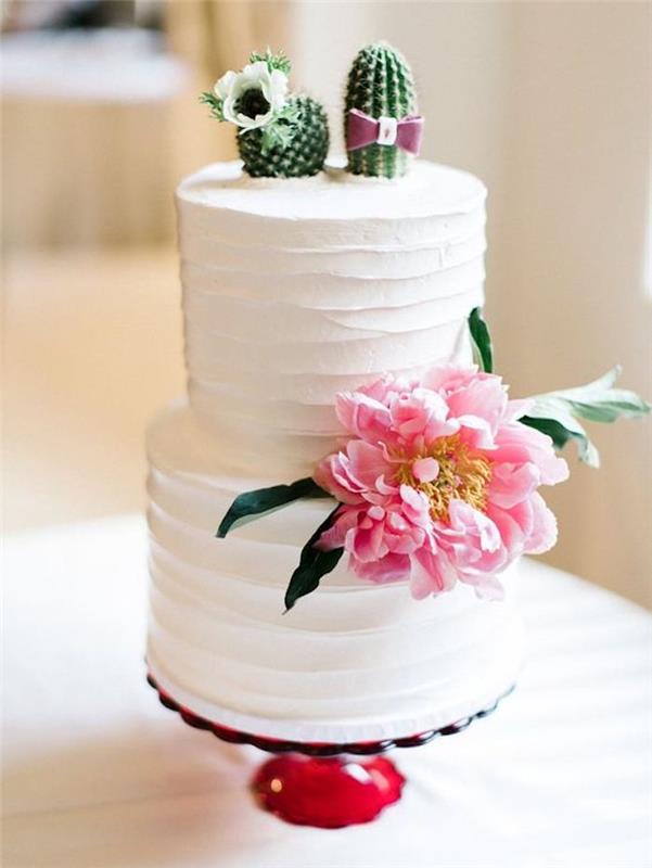 Vyro ir vyro figūrėlės kaktusuose, originali kaktusų vestuvių dekoravimo idėja, originali torto idėja, sumontuota su figūrėlėmis, vestuvinis tortas