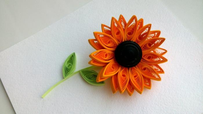 quilling çiçek, yeşil yapraklı ve yeşil saplı turuncu bir ayçiçeği